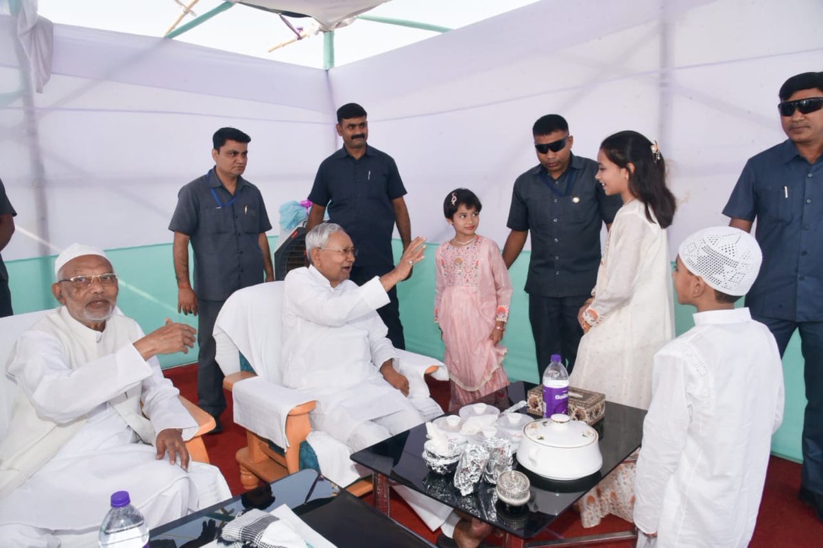 ईद-उल-फितर के अवसर पर आज गांधी मैदान में इमाम इदैन हजरत मौलाना महसूद अहमद कादरी नदवी जी से मुलाकात कर उनसे मोसाफा किया और ईद की मुबारकबाद पेश की। साथ ही तमाम नमाजियों एवं उपस्थित लोगों को ईद की मुबारकबाद दी।