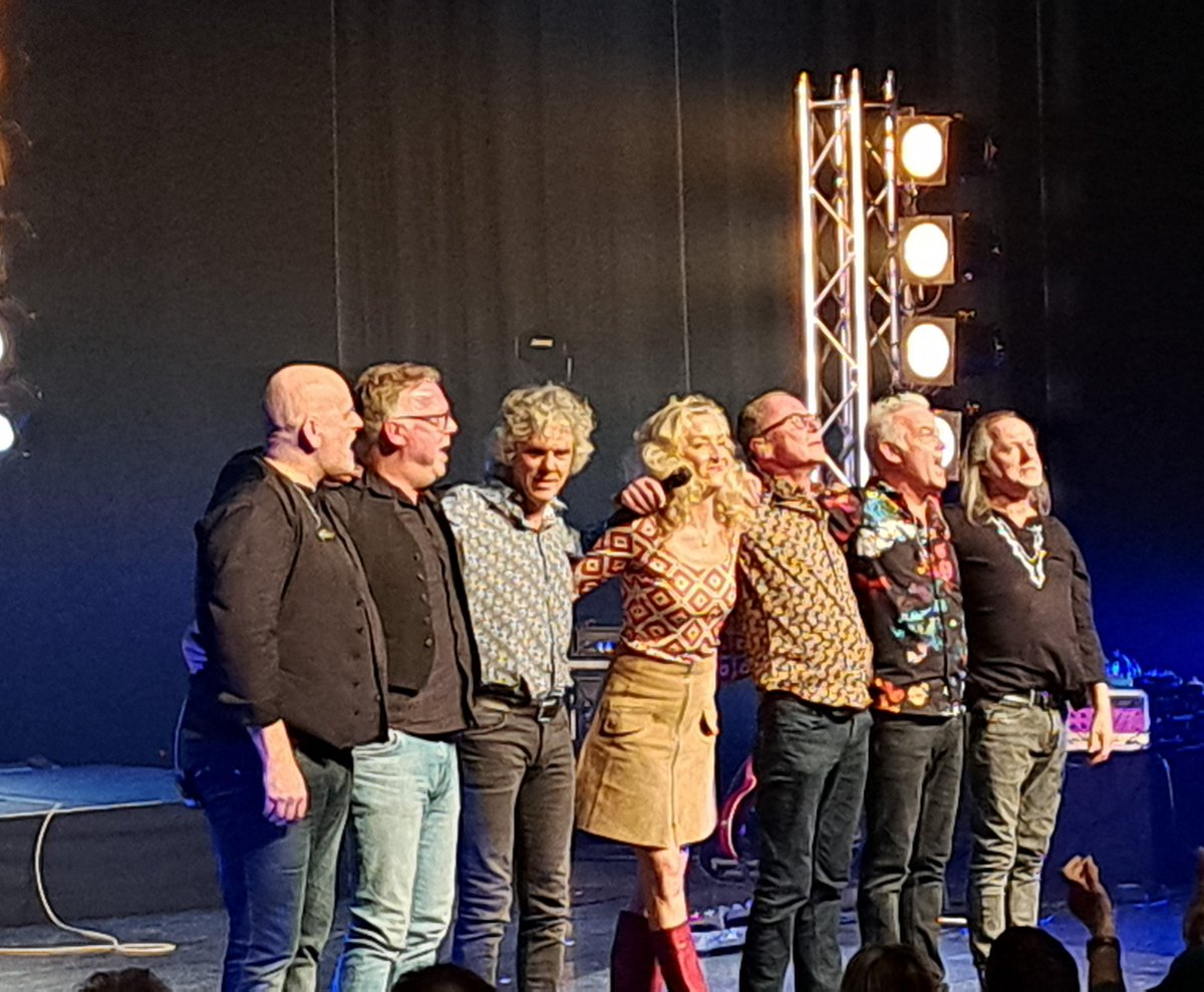 In een bomvol Amphion Doetinchem, vrijdagavond de allerlaatste uitvoering van Heroes Of The 70 gezien. De Cry Me a Riverband , met o.a zanger Erik Hagelstein zorgde voor een prachtige herbeleving  van de jaren 70 muziek.