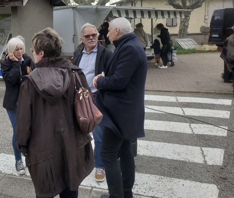 AU CONTACT EN CIRCONSCRIPTION 
Ce vendredi j’étais à Échalas en fin de journée pour échanger avec mes concitoyens sur le marché des producteurs du village. Toujours intéressant et instructif d’entendre leurs avis, attentes, craintes…