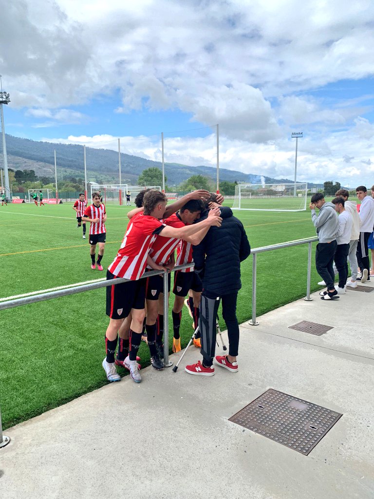 canteradelezama's tweet photo. Betidanik izan naizela
ta izango naiz zuri leial
txikitatik erakutsi
zenidan zer den amestea…

¡Valores Athletic Club desde categorías inferiores! 🦁♥️🤍♾️ https://t.co/eGLztYZNkn