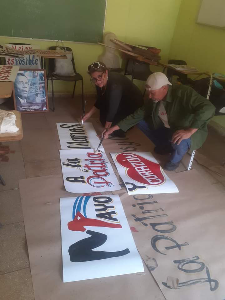 ZamoraDaimy's tweet photo. Los trabajadores del  policlínico del municipio de #1roDeEneroDeVictorias  avanza en la confeccion de las propagandas   para el Primero de Mayo. 
#Cuba 
.#LatirPorUnAbrilDeVictorias @IzquierdoAlons1 
@yamila_padron 
@NexyVelizNaranj 
@AnabelRamrezLp2 
@LisbanIsmael https://t.co/dx0WuQhLRN