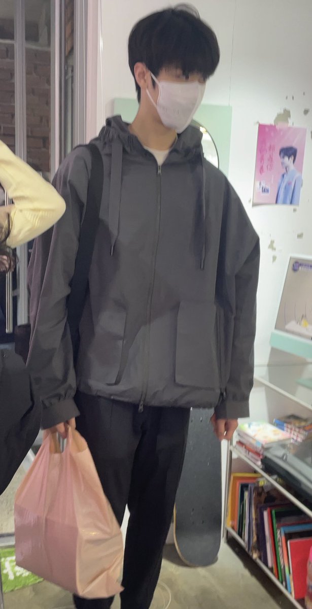 징샹이 카페 들어올 때 진심 한보따리 들고 옴… 팬사랑 아기를 어쩌면 좋죠🥺