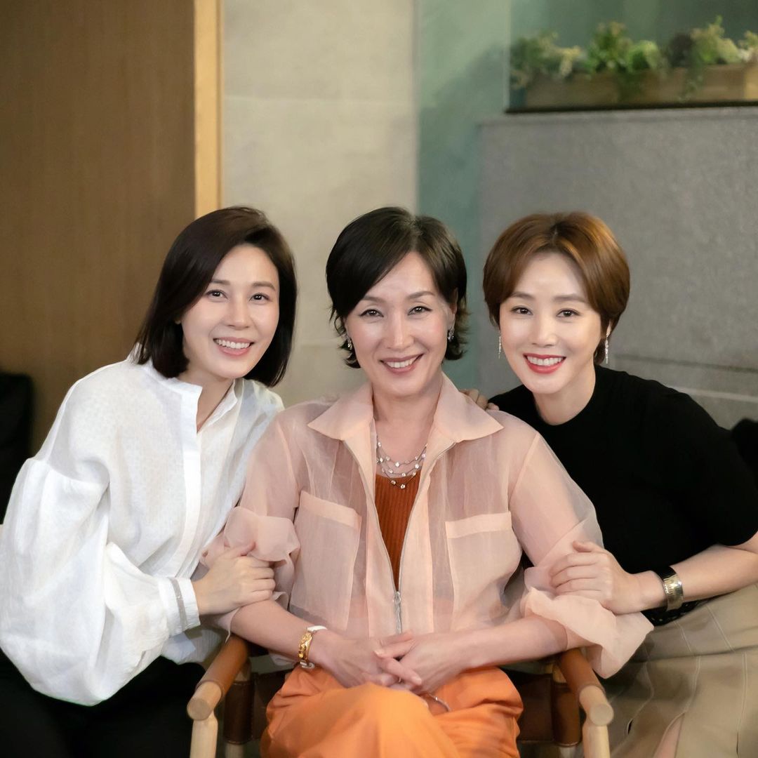 4422335K's tweet photo. ครบรอบ1ปีของรูปที่มีทุกบ้าน ขอขอบคุณพี่สองที่โพสต์รูปนี้ให้เราได้เห็นเป็นบุญตา ขอบคุณค่ะ ❤️💜💛 #김성령 #킬힐 #Killheel https://t.co/TqIRGleqDf
