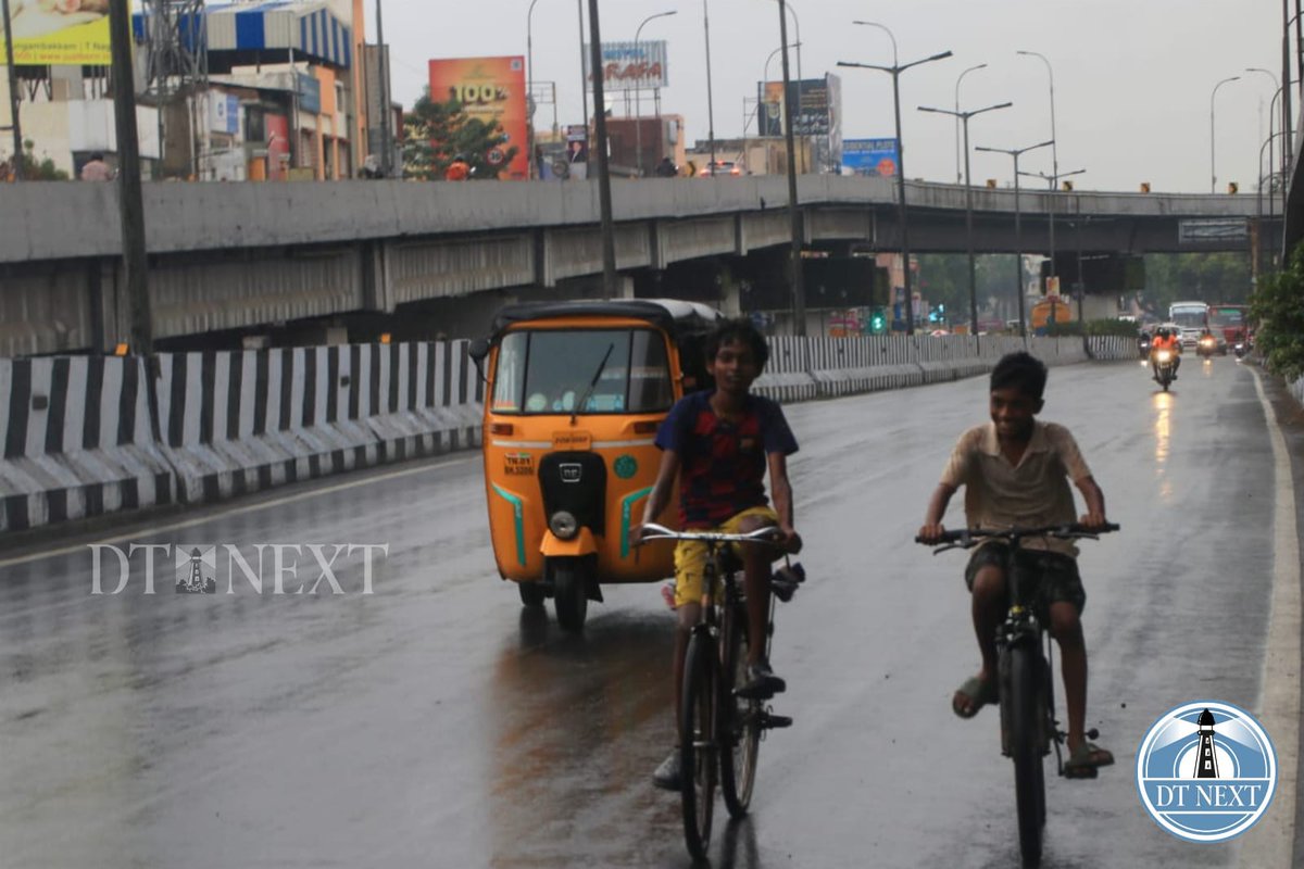 dt_next's tweet photo. #ChennaiaRains: Visuals of mild rain showers from Aminjikarai, Chennai.

📸 @_Hemanathan_   

#Rains #moderaterains #Rainfall #WeatherUpdate #Weather #weathernews #chennaiweather #moderaterainfall #Aminjikarai #Chennai https://t.co/Hnx4q2oPpc