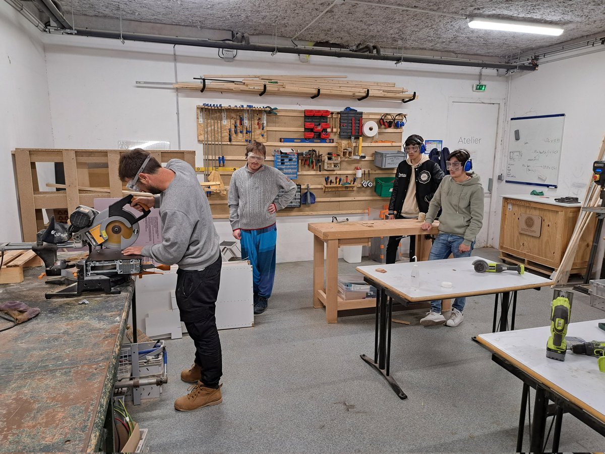 Pascal_Arnoux's tweet photo. Avec l'atelier @epf_ingenieurs tout est plus facile Reconditionnement d'ordi lors de la #jerryparty @montpellier_ @Montpellier3m @Montpellibre @CathelZitzmann @Pascal_Arnoux @Emmabuntus @ayiyikoh @DocteurPC1 @fyouzan @JerryValentin9 @jerryDIT @apifrorg #logicielslibres https://t.co/gp6SleDYvR