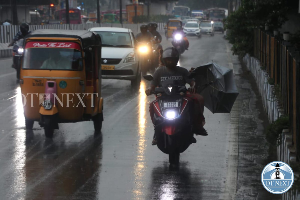 dt_next's tweet photo. #ChennaiaRains: Visuals of mild rain showers from Aminjikarai, Chennai.

📸 @_Hemanathan_   

#Rains #moderaterains #Rainfall #WeatherUpdate #Weather #weathernews #chennaiweather #moderaterainfall #Aminjikarai #Chennai https://t.co/Hnx4q2oPpc