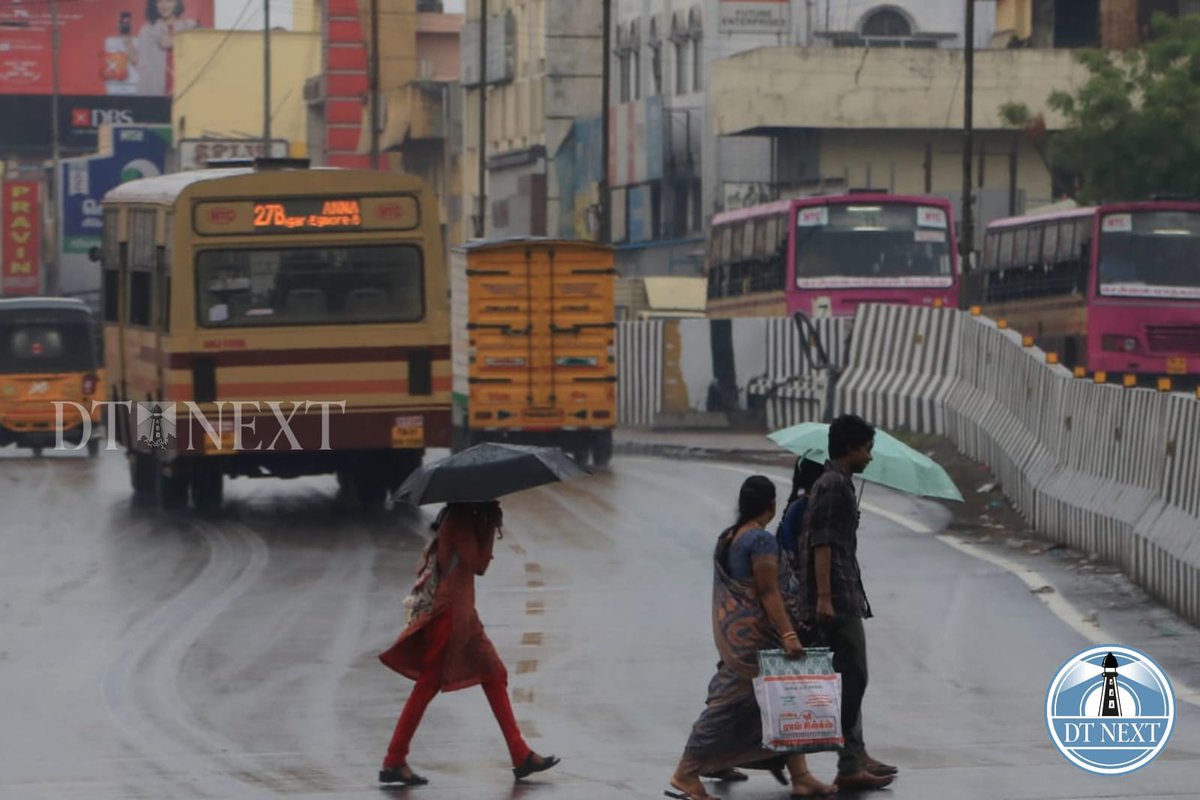 dt_next's tweet photo. #ChennaiaRains: Visuals of mild rain showers from Aminjikarai, Chennai.

📸 @_Hemanathan_   

#Rains #moderaterains #Rainfall #WeatherUpdate #Weather #weathernews #chennaiweather #moderaterainfall #Aminjikarai #Chennai https://t.co/Hnx4q2oPpc