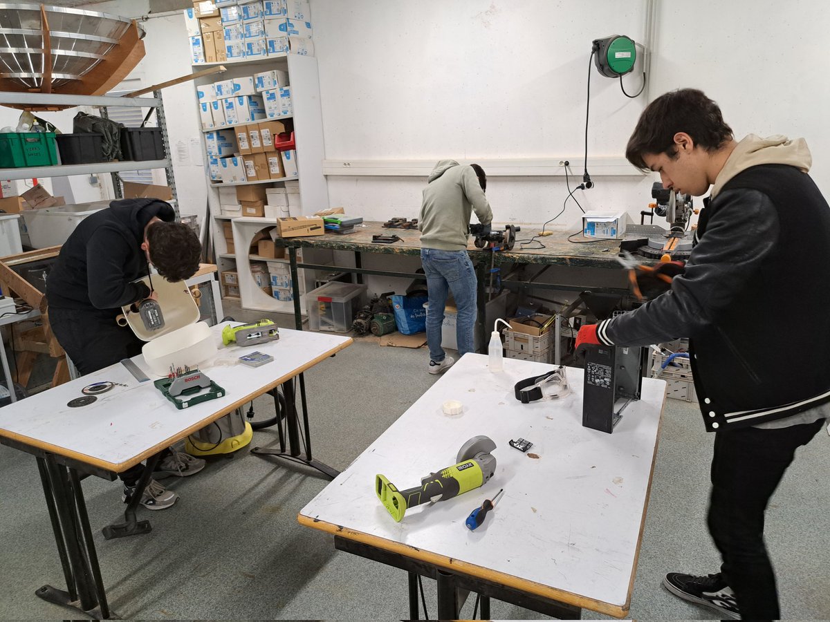 Pascal_Arnoux's tweet photo. Avec l'atelier @epf_ingenieurs tout est plus facile Reconditionnement d'ordi lors de la #jerryparty @montpellier_ @Montpellier3m @Montpellibre @CathelZitzmann @Pascal_Arnoux @Emmabuntus @ayiyikoh @DocteurPC1 @fyouzan @JerryValentin9 @jerryDIT @apifrorg #logicielslibres https://t.co/gp6SleDYvR