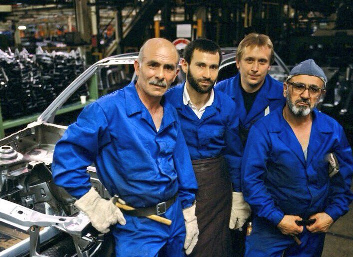 ❝1973’ün Ramazan Bayramı... Köln’deki Ford Fabrikası’nda 12 bin Türk işçi çalışıyor. Bayram sabahı herkes grand tuvalet giyinmiş, tıraş olup, kokular sürünüp öyle gelmiş...❞

Hüseyin Aydın anlatıyor: Ford Fabrikası’nda bir bayram sabahı.