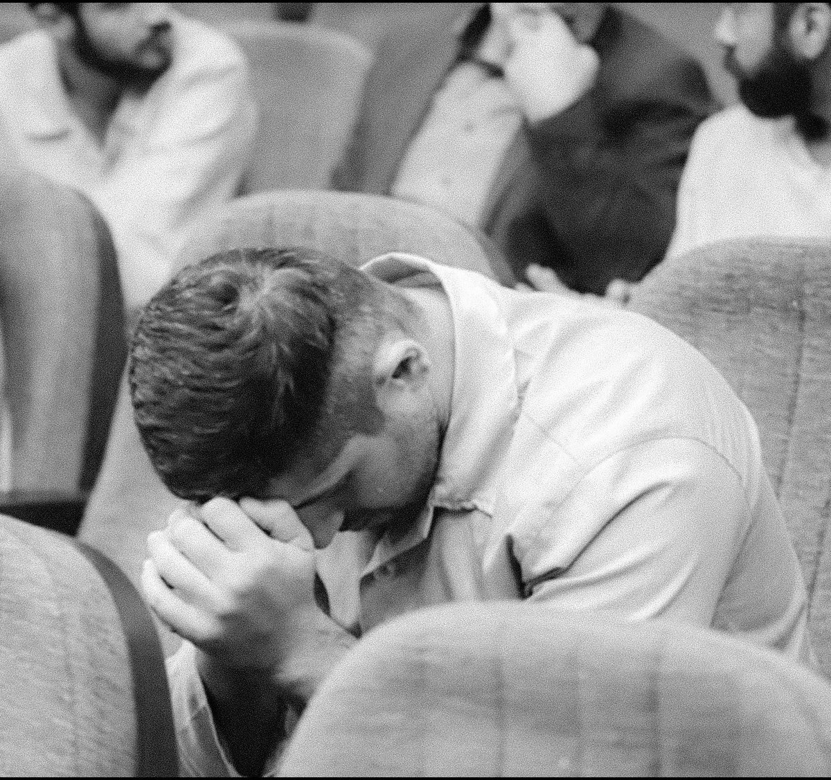 روزهای ملاقات یه گوشه می‌نشست و رفتن بقیه به سالن ملاقات رو نگاه میکرد، جوری غریب بود که حتی کسی رو نداشت بیاد ملاقاتش. 
میگفت: توروخدا بگید مردم برام دعا کنن.
تنها کسی که داشت، دوستی‌ بود که ۱۵سال با اون زندگی میکرد، داداش صداش میزد و میگفت بزرگ‌تر و همه‌کسم داداشه.
#محمد_حسینی