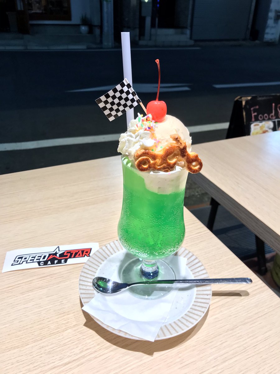 refrex5team's tweet photo. オートバイタイヤ専門店の併設してるカフェだけあって
ビスケットがバイクだよ🏍
#クリームソーダ https://t.co/Ly2jvaqXVc