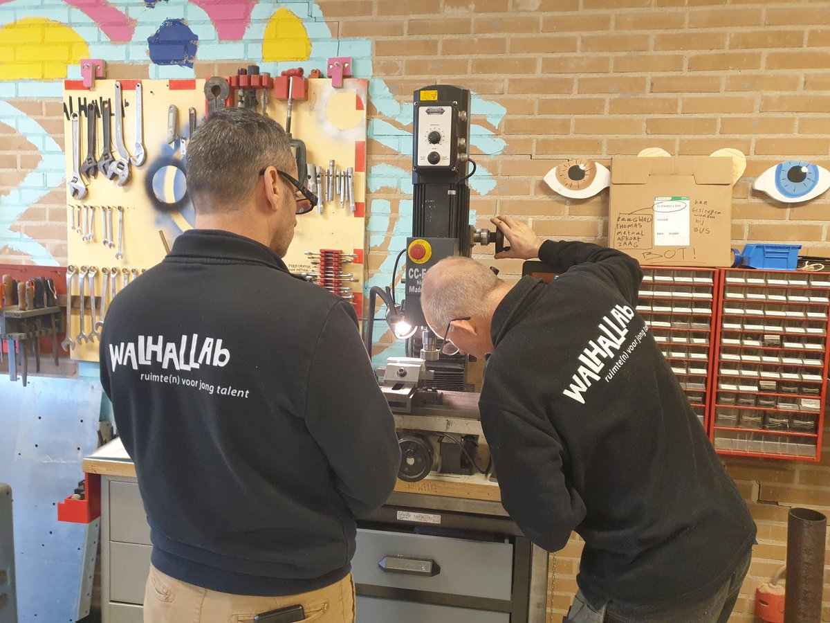 Het #techniekonderwijs bij <a href="/WALHALLAb_NL/">WALHALLAb</a> doet niet aan vrije weekends of #meivakantie. Onze #Meesters scholen elkaar op zaterdag op kennis van gedoneerde #techniek machines.

<a href="/EricSlijkhuis/">Eric Slijkhuis</a> en <a href="/FadiZeto/">Fadi AL Zeto</a> 

#WALHALLAbtalent