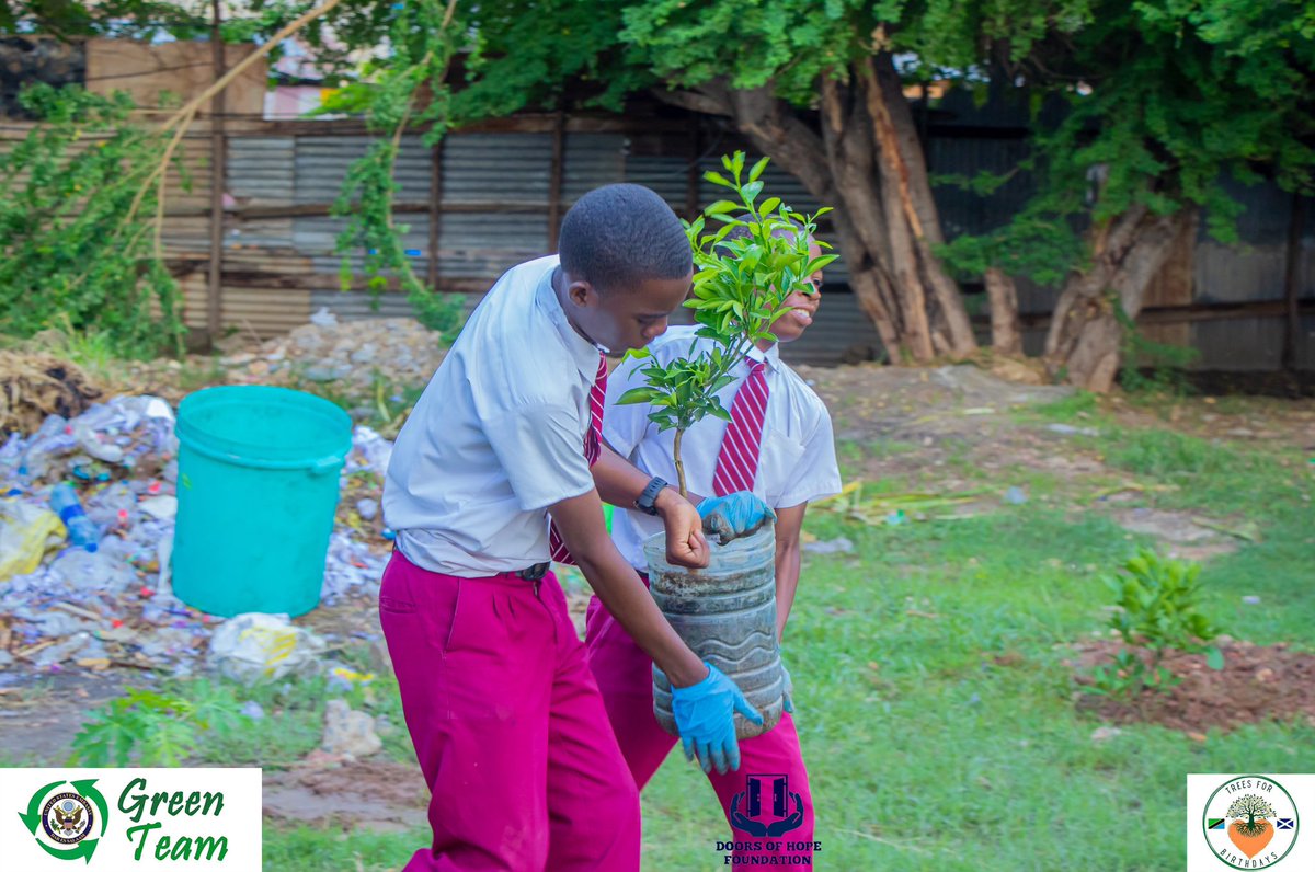 ShamimNyanda's tweet photo. Thanks balozi @USAmbTanzania of the @usembassytz for being part of the @EarthDay event. My second time working with you an indicator of your commitment to Youths agenda in protecting our Planet.

#EarthDay2023 #climateeducationcoalition #ClimateAction #InvestInOurPlanet https://t.co/9wC1rE1Vjo