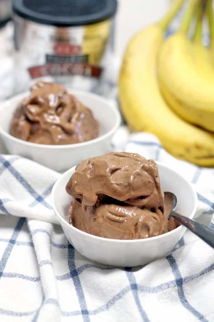 Vegan_with_Love's tweet photo. Chocolate Banana Ice Cream: Blend 3 frozen bananas, 2 tbsp cocoa powder, and 1/4 cup plant milk until smooth. Freeze 1-2 hours. Serve with vegan chocolate chips and fresh berries.
#VeganDessert #VeganRecipes #Vegan #VeganFood #PlantBased #VeganWithLove #VRecipes #ItsEasy2BVegan https://t.co/UhF9Kc330m