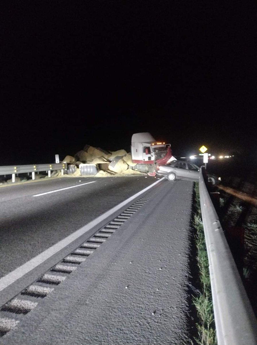 GaboAragn's tweet photo. 🚨⚠️Fuerte accidente en el km 118 de San Luis Potosí - Querétaro dirección sur pasando el desvío de San Diego de la Unión ⚠️🚨 @CNAC_GN @GN_Carreteras https://t.co/DmvkABC5rZ