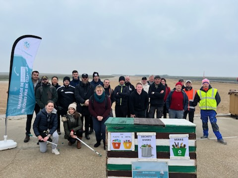 sony_clinquart's tweet photo. Grand Fort au sens propre !
Ce matin malgré la pluie on nettoie la zone de l'Estran, la plage, la jetée, le chenal
Merci aux bénévoles &amp; habitants et enfants 
Eco Cap, le Centre socio culturel, @SeaShepherdFran
Heritage maritime des rives de l'Aa
#granddefi https://t.co/tFwk7IRLqr