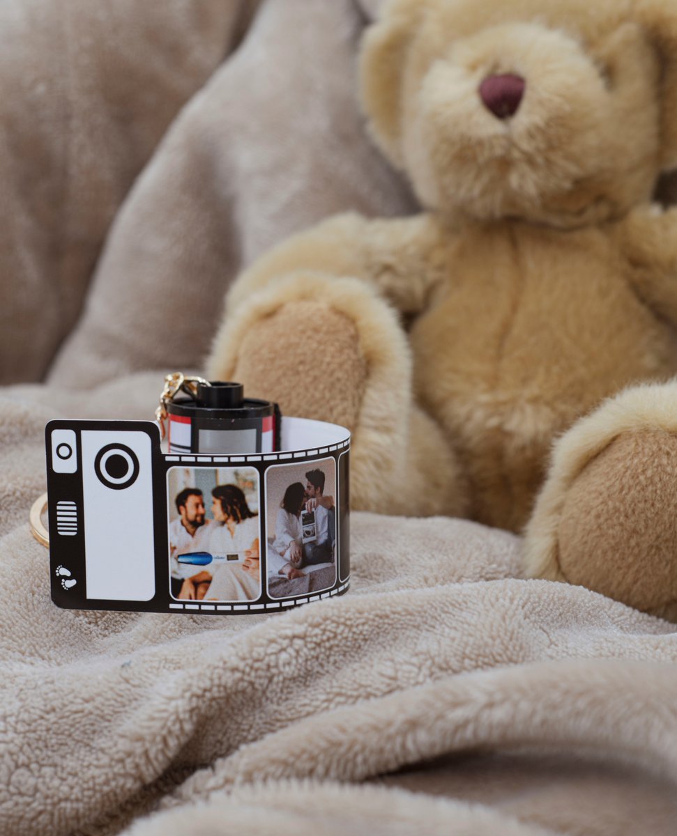 PromiseraEspana's tweet photo. Os habéis enterado de que vais a ser padres y vuestra felicidad no tiene límites🥹🥰 Guarda este momento tan especial en un llavero con foto🎞️ 
.
.
#regalo #regalos #regalopersonalizado #regalospersonalizados #promisera #ideasderegalo #embarazo https://t.co/Z0ucl5TcLf