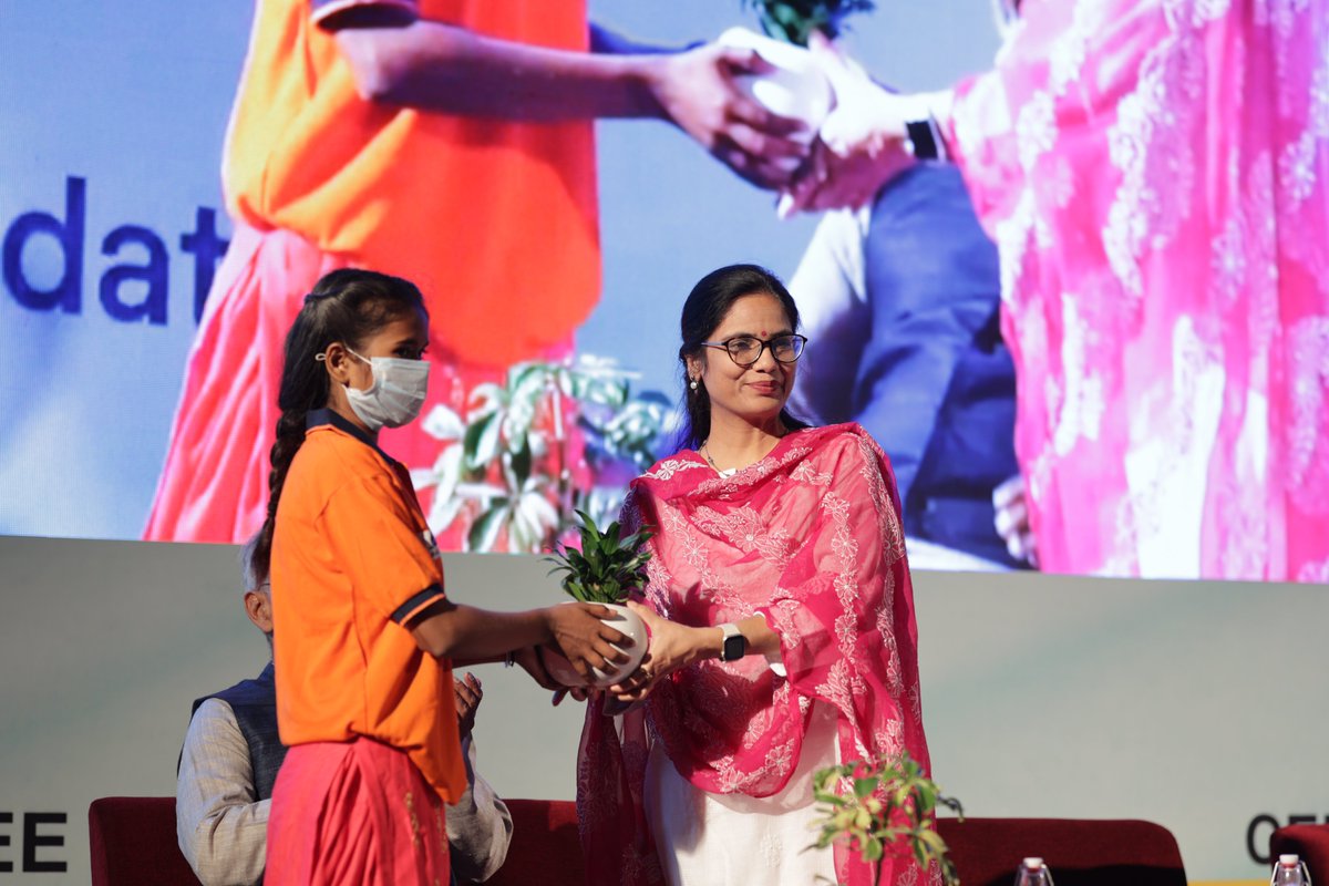 CEEahmedabad's tweet photo. @HCL_Foundation  and #CEEIndia launched a national level initiative ‘Generation for Climate ActioN - #GENCAN’ on the #EarthDay at @habitatworld, #NewDelhi. Over 400 #students, #teachers, #NGOs, #institutions and #professionals and various dignitaries participated in the event. https://t.co/18LcbcfXwg