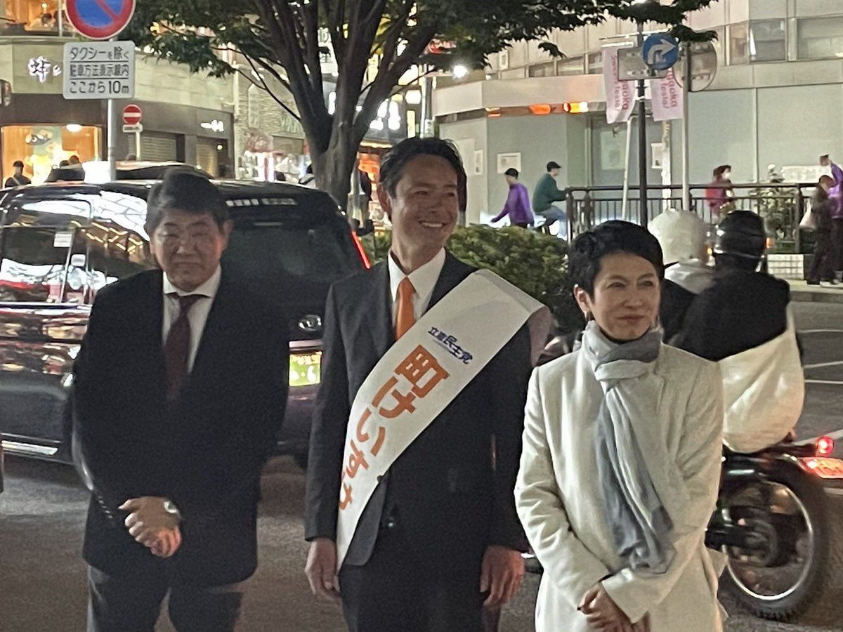 Machikeisuke102's tweet photo. 最後の演説が始まります。蓮舫議員、手塚議員到着しました！

#世田谷区区議会議員選挙 #立憲民主党 #蓮舫 #手塚よしお #あなたの町の町けいすけ https://t.co/OSQCNihWxe
