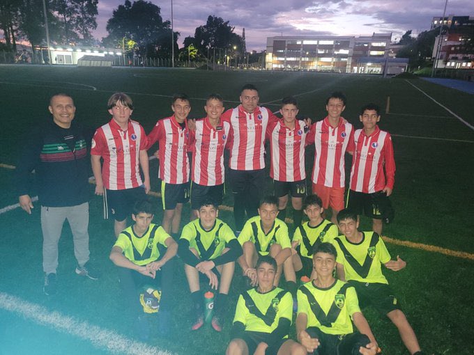 DorkingColombia's tweet photo. Muchas gracias a Marc, Kris y Jordan por nuestras camisetas, todos hemos estado viendo los mejores momentos de los juegos @DorkingWDRS @academy_dwfc #wearewanderers #dorkingwanderers #quindiofc #colombiafootball https://t.co/MQAF3uRSUA