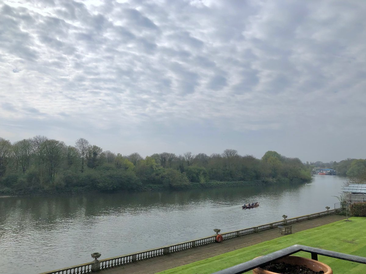 ruths_gallery's tweet photo. Watching the clouds and the sun that is trying so hard to pierce through them over Twickenham.
@metoffice #loveUKweather #clouds @ChrisPage90 #shotoniphone @CloudAppSoc #altocumulusclouds https://t.co/UP2uuTisfE