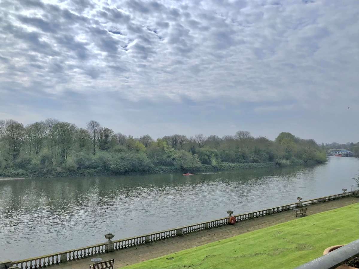 ruths_gallery's tweet photo. Watching the clouds and the sun that is trying so hard to pierce through them over Twickenham.
@metoffice #loveUKweather #clouds @ChrisPage90 #shotoniphone @CloudAppSoc #altocumulusclouds https://t.co/UP2uuTisfE