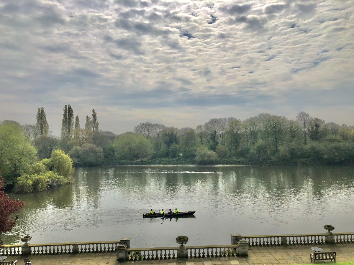 ruths_gallery's tweet photo. Watching the clouds and the sun that is trying so hard to pierce through them over Twickenham.
@metoffice #loveUKweather #clouds @ChrisPage90 #shotoniphone @CloudAppSoc #altocumulusclouds https://t.co/UP2uuTisfE