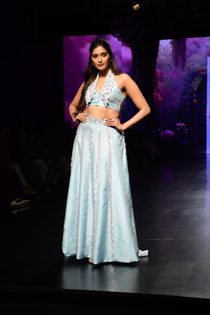 DMmovies's tweet photo. #NimritKaurAhluwalia walked the ramp at the ongoing #BombayTimesFashionWeek. Here are some photos of her looking absolutely stunning! 

#Nimritians https://t.co/r8Mg7OnP2b