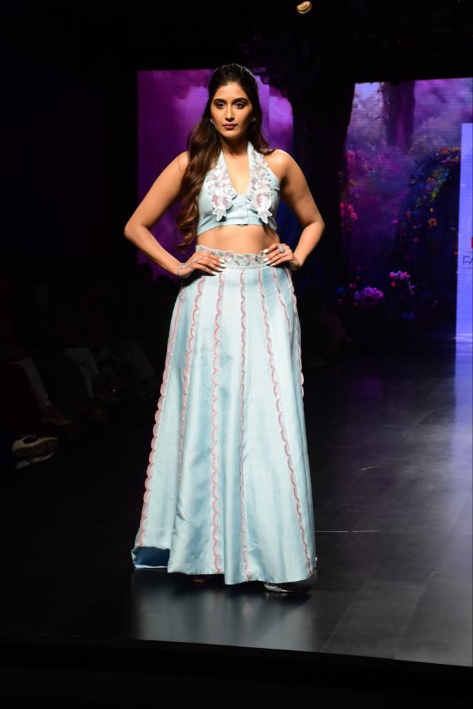 DMmovies's tweet photo. #NimritKaurAhluwalia walked the ramp at the ongoing #BombayTimesFashionWeek. Here are some photos of her looking absolutely stunning! 

#Nimritians https://t.co/r8Mg7OnP2b