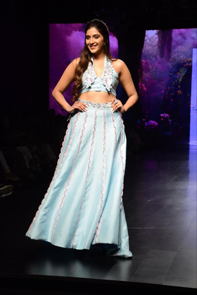 DMmovies's tweet photo. #NimritKaurAhluwalia walked the ramp at the ongoing #BombayTimesFashionWeek. Here are some photos of her looking absolutely stunning! 

#Nimritians https://t.co/r8Mg7OnP2b
