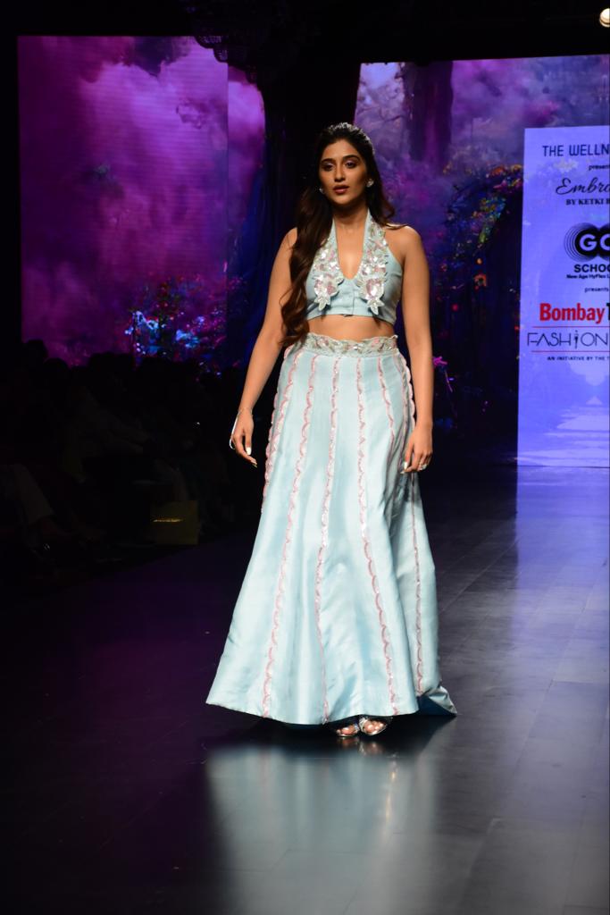 DMmovies's tweet photo. #NimritKaurAhluwalia walked the ramp at the ongoing #BombayTimesFashionWeek. Here are some photos of her looking absolutely stunning! 

#Nimritians https://t.co/r8Mg7OnP2b
