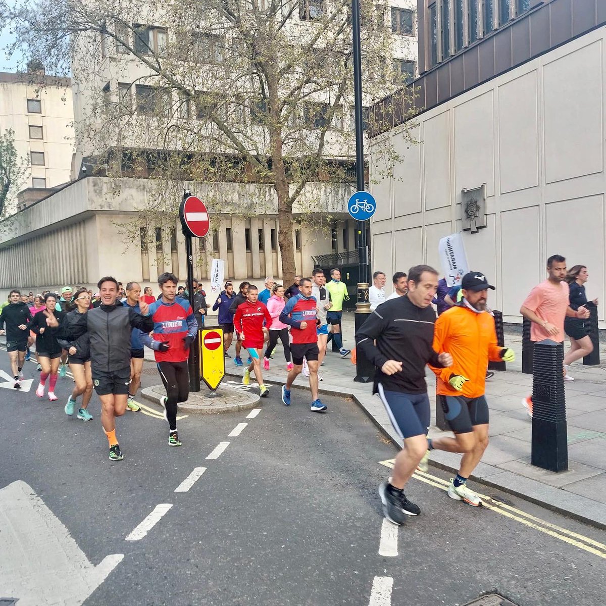 MarathinezTours's tweet photo. Ya estamos rodando por LONDRES 🌟

¡Consejos Pre-carrera con nuestro Staff!

En @MarathinezTours somos touroperador oficial de @LondonMarathon con más de 15 años de experiencia! 👍

#londonmarathon #maratonlondres #londres #sixmajors #touroperador #agencia #marathinez https://t.co/WUbEwFuUPu