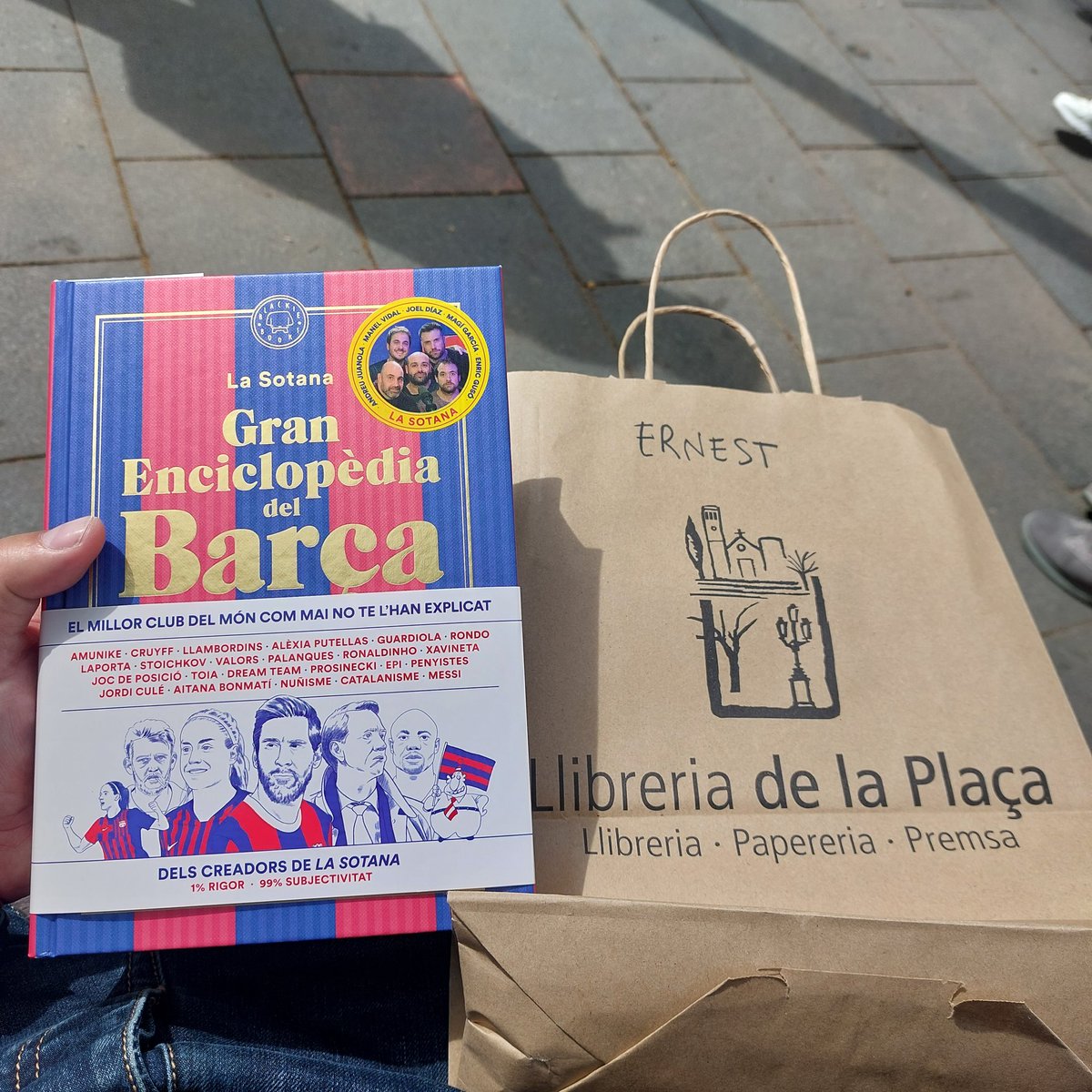 A pocs metres de la <a href="/llibreriaplaca/">Llibreria de la Plaça</a> que fa uns mesos es va 🔥 han instal·lat la parada de #SantJordi23. 
Veure la Maria i la Rosa rodejades de familiars i voluntaris fa molta il·lusió. 
Si us podeu passar us agradarà i ajudareu a que puguin reobrir aviat. El llibre el tenia clar!
