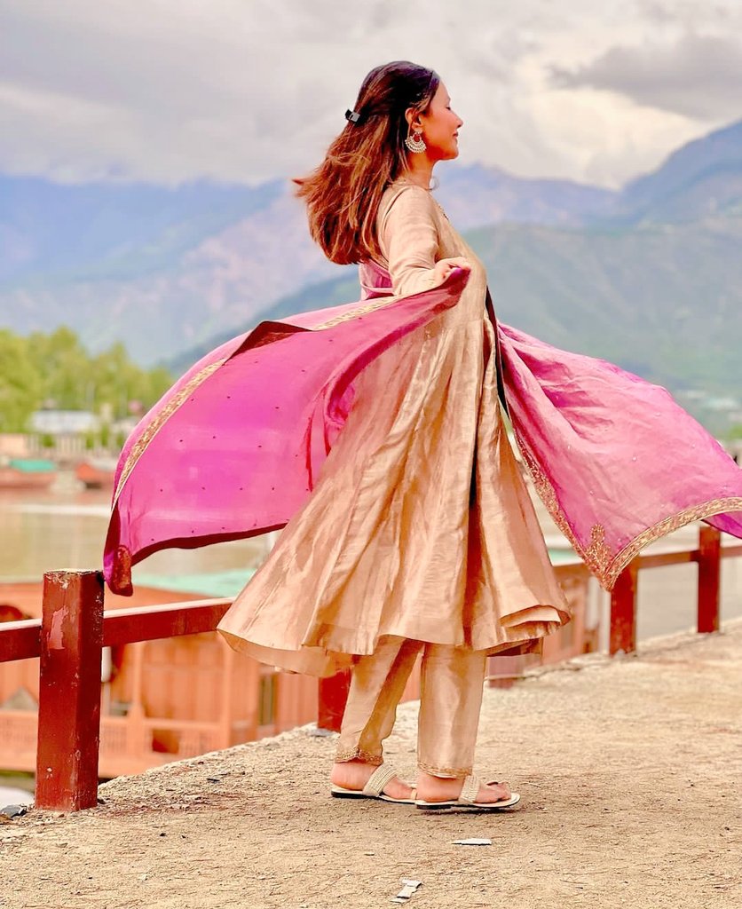HinaStarr's tweet photo. ~ Kashmiri fairy Hina Khan on Eid 💕

#HinaKhan #EidMubarak https://t.co/eRdkhZaurk