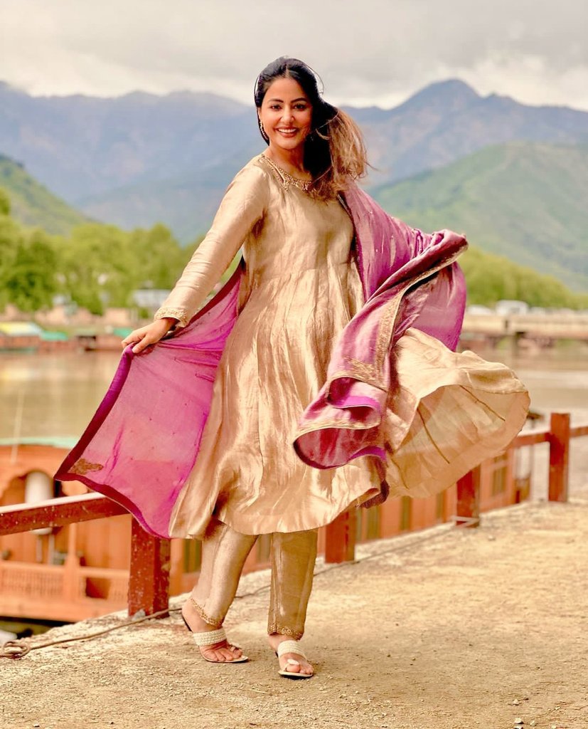 HinaStarr's tweet photo. ~ Kashmiri fairy Hina Khan on Eid 💕

#HinaKhan #EidMubarak https://t.co/eRdkhZaurk