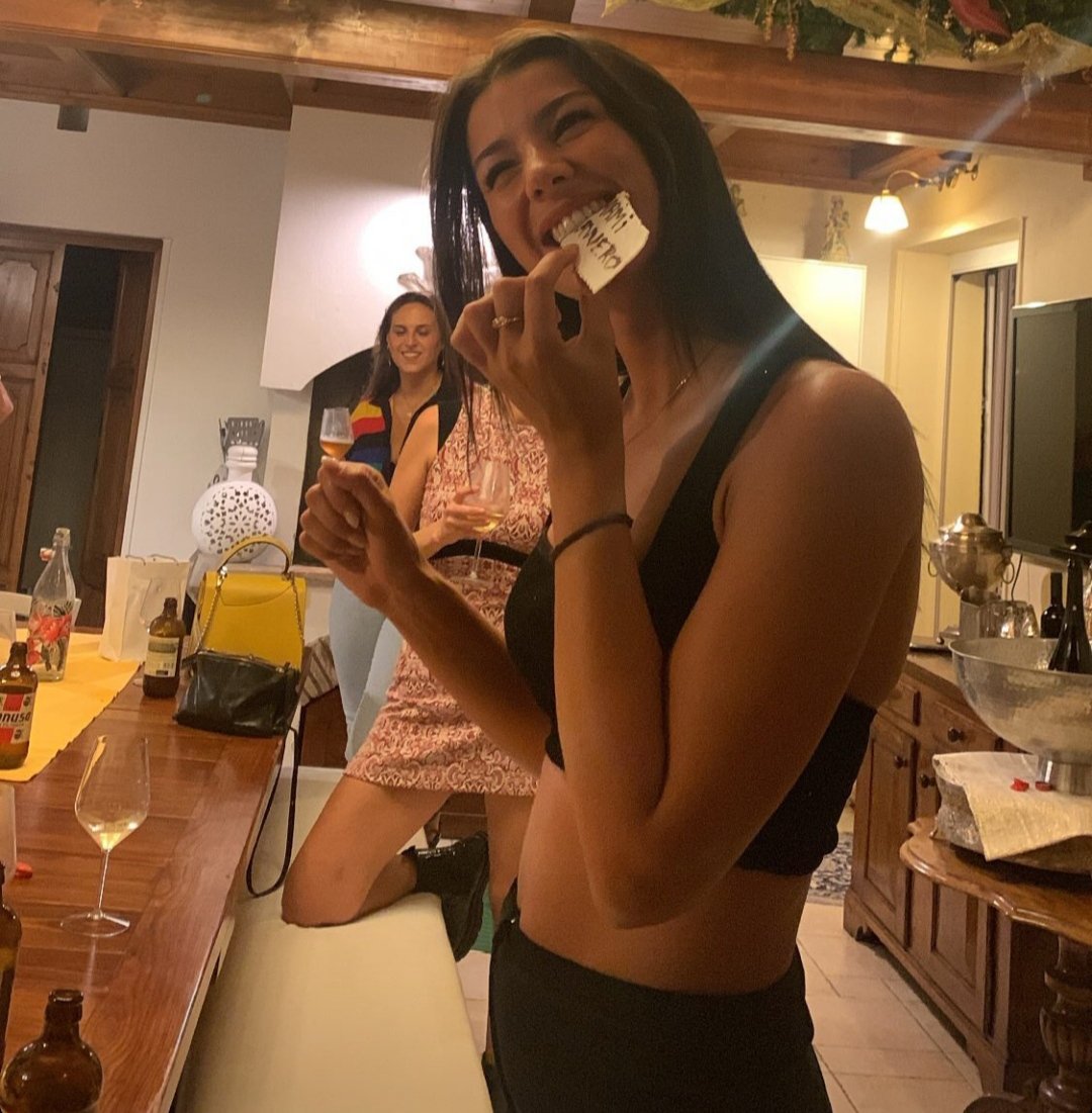 -una nuova hit che uscirà a breve 
-tante date in estate 
-per ora niente tv 
-al milione di stream videoclip di #equatore 

Ti meriti il mondo 🤍✨