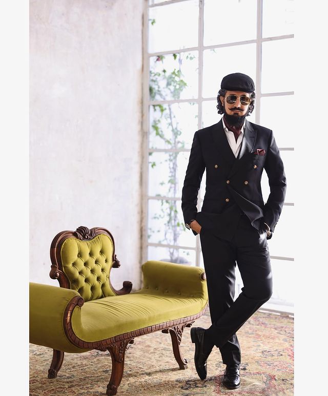 مانا کہ تیری دید کے قابل نہیں ہوں میں
تو میرا شوق دیکھ میرا انتظار دیکھ
ہے دیکھنے کی چیز اسے بار بار دیکھ
#HBDSahibzadaSultan422