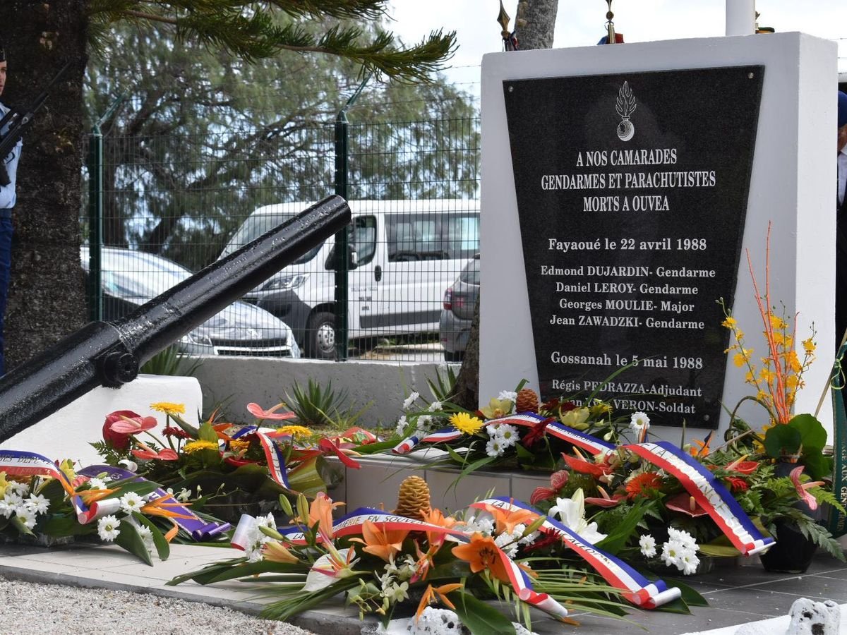 Unsor_siege's tweet photo. 22 avril 198_attaque de la #gendarmerie de #Fayaoué 4 gendarmes tués. Prise de 24 otages  à #Ouvéa. Le 5 mai 1988 à 6h15, «l'opération Victor» est enclenchée. #GIGN, parachutistes, #commandoHubert, forces spéciales marine nationale. 2 soldats tués.20 morts chez les ravisseurs. https://t.co/tj6977zTxr