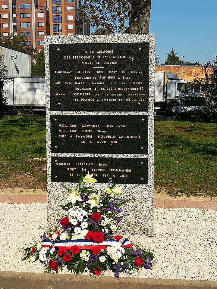 Unsor_siege's tweet photo. 22 avril 198_attaque de la #gendarmerie de #Fayaoué 4 gendarmes tués. Prise de 24 otages  à #Ouvéa. Le 5 mai 1988 à 6h15, «l'opération Victor» est enclenchée. #GIGN, parachutistes, #commandoHubert, forces spéciales marine nationale. 2 soldats tués.20 morts chez les ravisseurs. https://t.co/tj6977zTxr