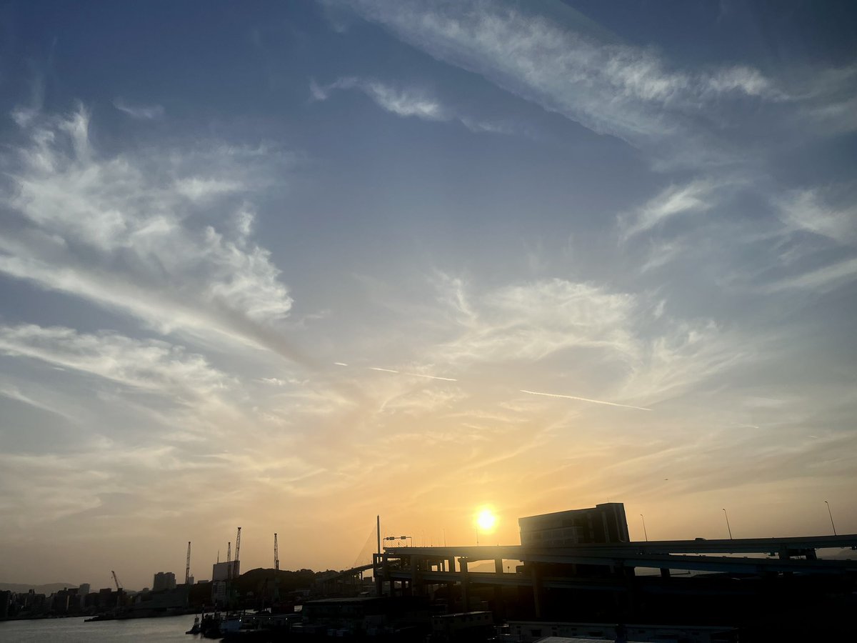 nohahiro4's tweet photo. 飛行機の中から見た雲があまりにもモクモクとしていたのでパチリ。
雲の上は真っ青の空でした✨

現在、次のうきは教室までのバス移動。
夕焼け空も素敵です。

今日は、なぜか飛行機の中で涙が溢れてきました。
父を亡くしてまもなく1年。
こんな日もありますね。 https://t.co/jcMxPKgZ47