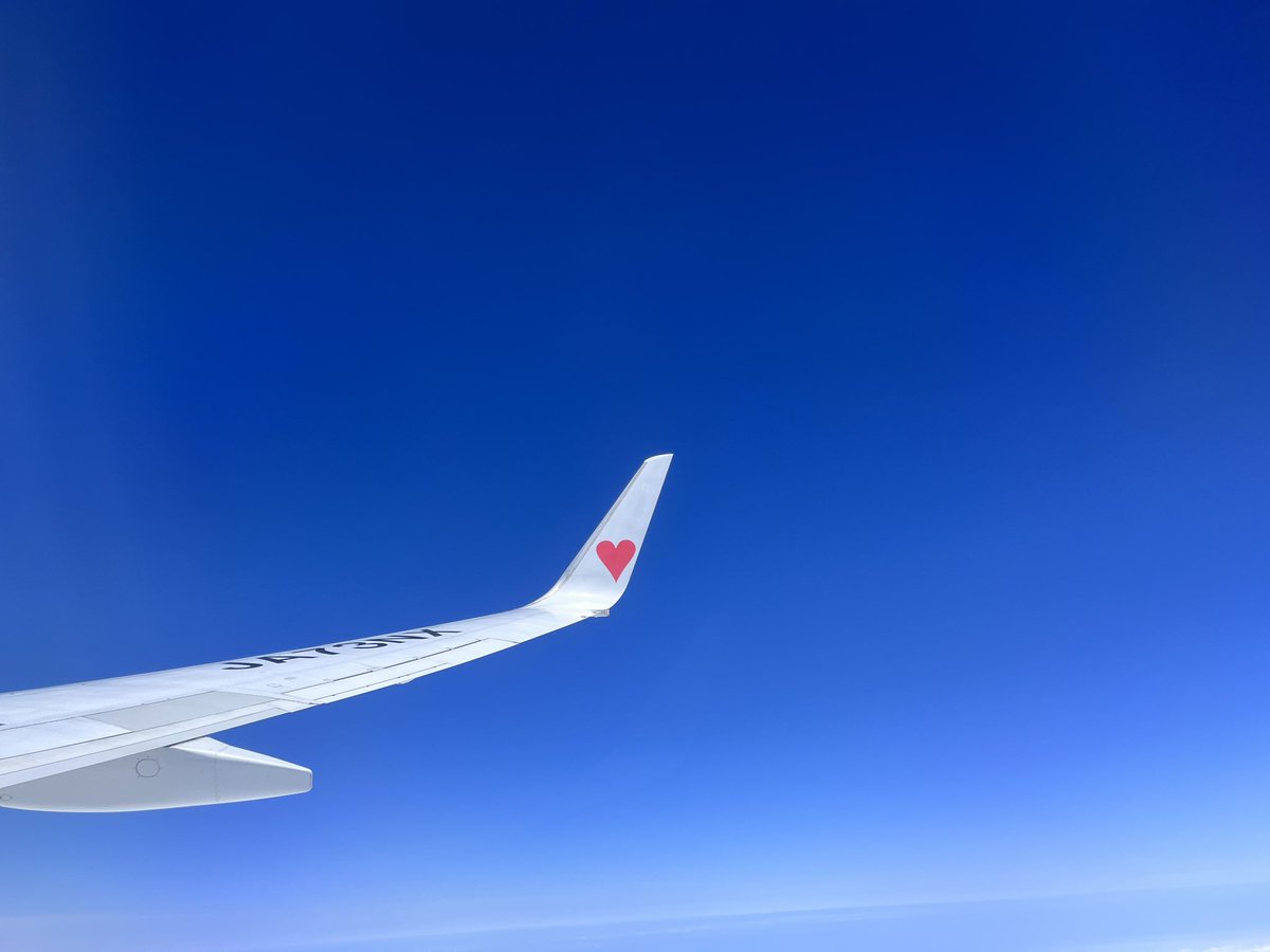 nohahiro4's tweet photo. 飛行機の中から見た雲があまりにもモクモクとしていたのでパチリ。
雲の上は真っ青の空でした✨

現在、次のうきは教室までのバス移動。
夕焼け空も素敵です。

今日は、なぜか飛行機の中で涙が溢れてきました。
父を亡くしてまもなく1年。
こんな日もありますね。 https://t.co/jcMxPKgZ47