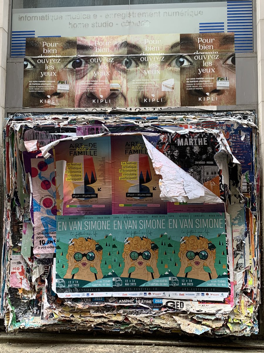 Une oeuvre d’art à Lyon ? 😉 ou simplement l’effet du temps sur les affiches ?