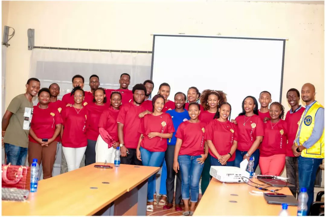 [21-04-2023]
.
.
.
"I’ve got that Leo spirit up in my head, here in my heart, down in my feet,
I’ve got that Leo spirit all over me,
All over me to stay!"
/1
#Abatwip