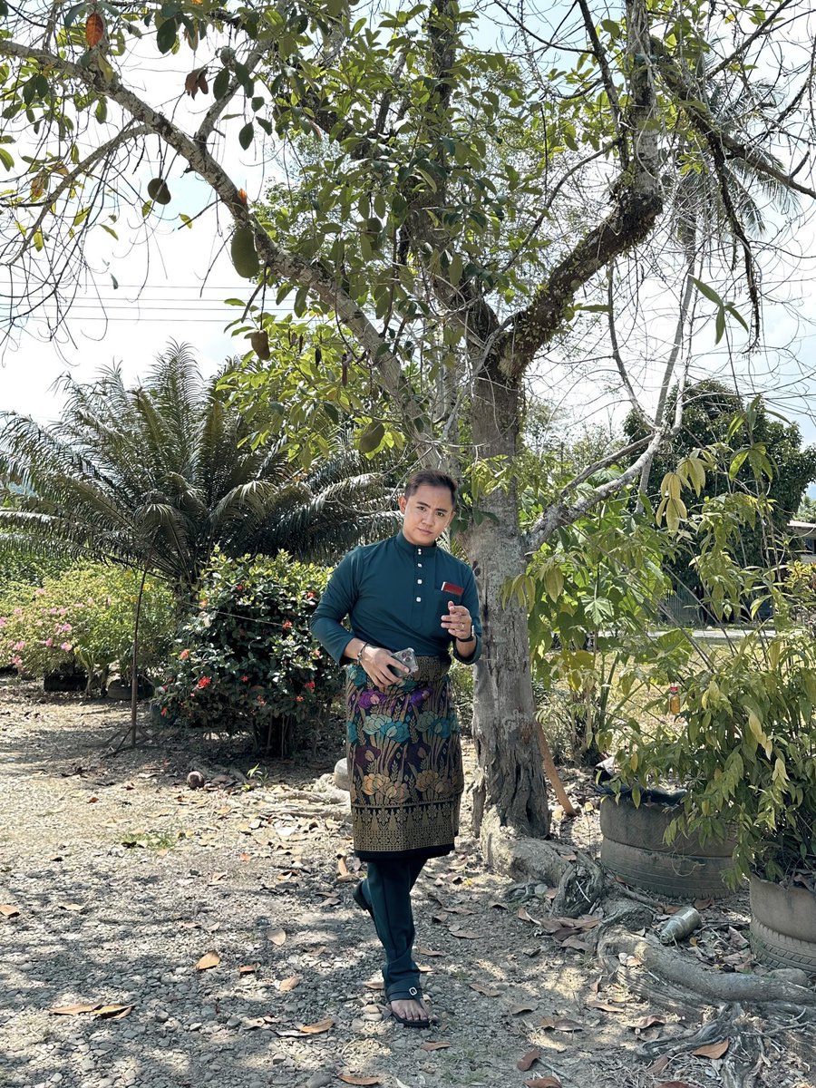 sharolshafik1's tweet photo. Setelah penat berperang dengan sampin today .
#FirstDayOutfit #Eid2023 https://t.co/kO41k7JYag