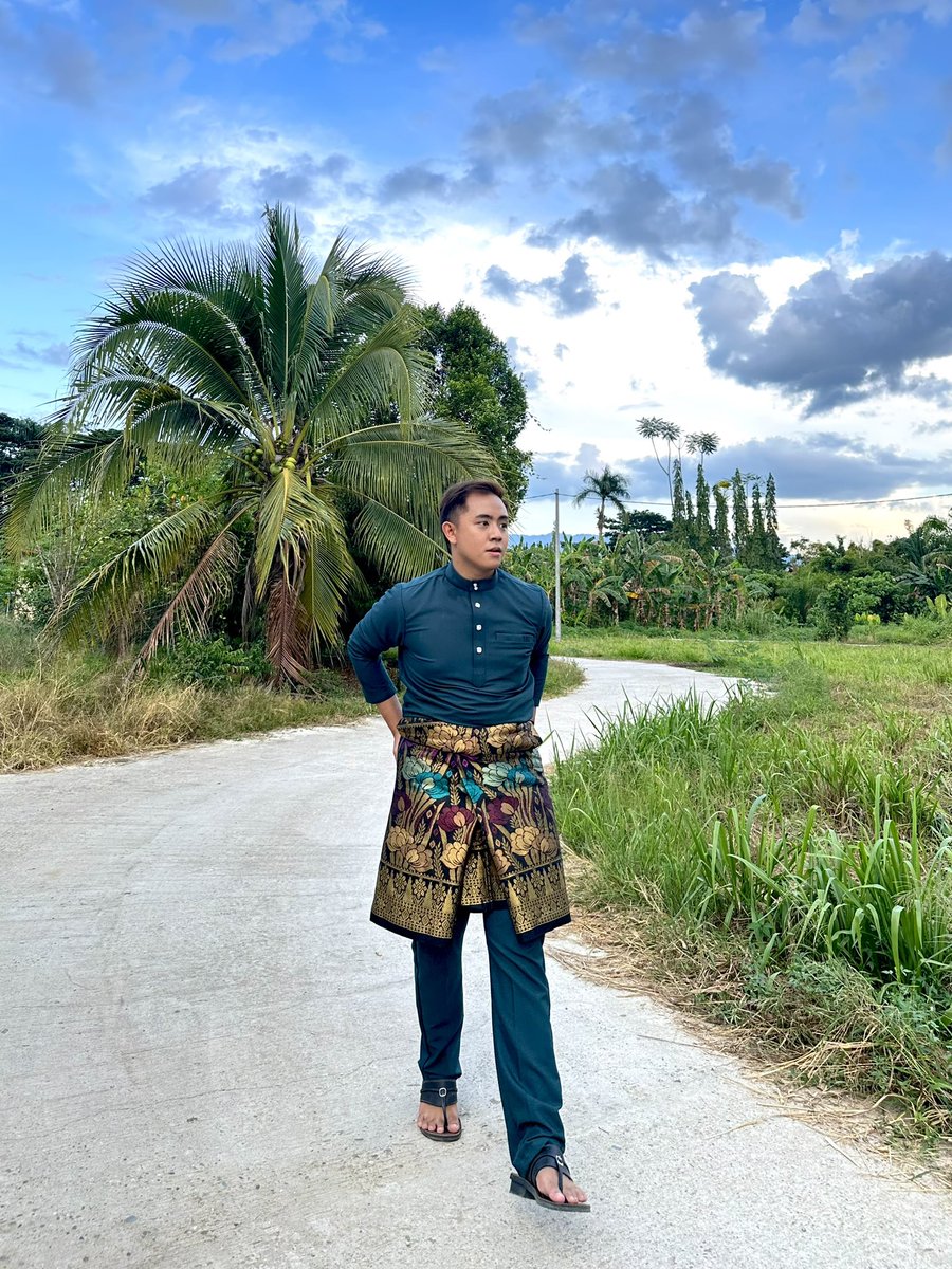 sharolshafik1's tweet photo. Setelah penat berperang dengan sampin today .
#FirstDayOutfit #Eid2023 https://t.co/kO41k7JYag