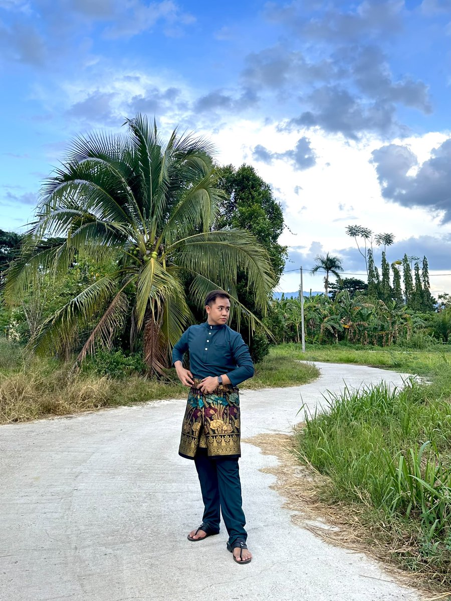 sharolshafik1's tweet photo. Setelah penat berperang dengan sampin today .
#FirstDayOutfit #Eid2023 https://t.co/kO41k7JYag