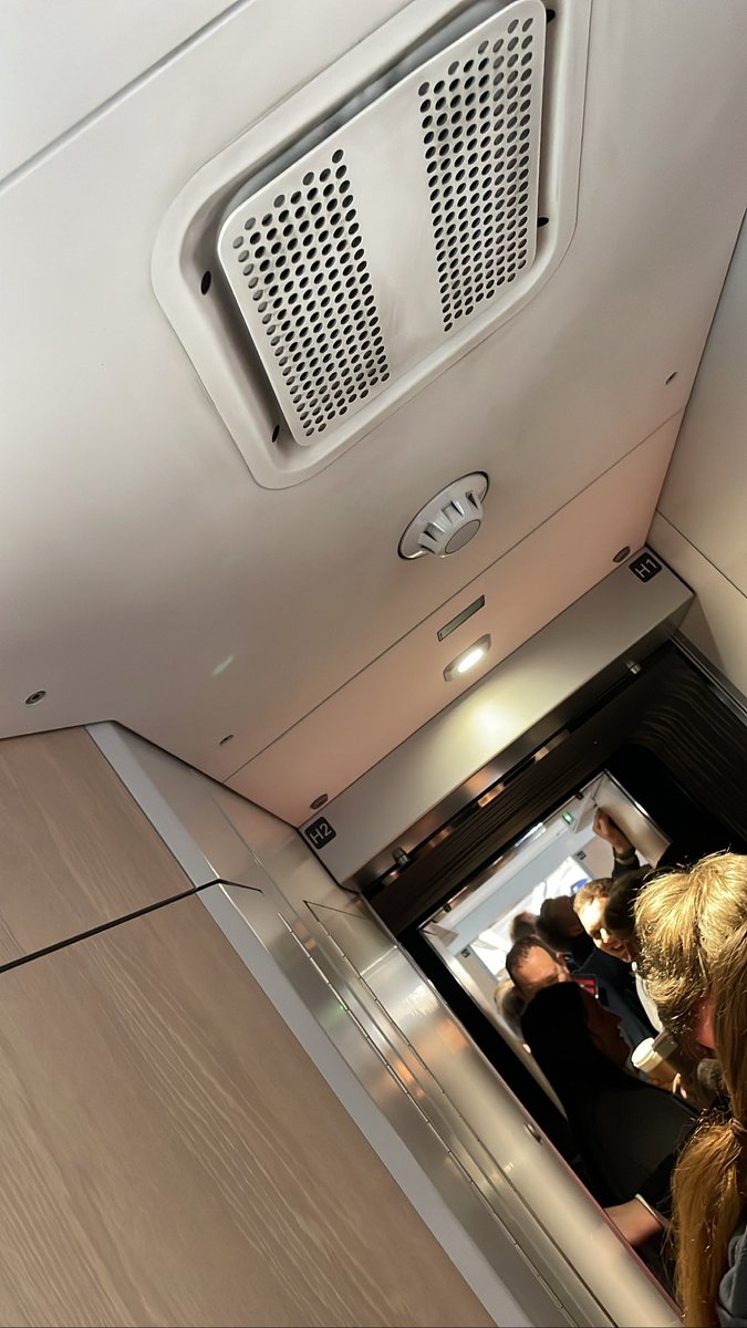danmarks237's tweet photo. @GWRHelp 

Any chance you could sort you trains out. 
If you buy a ticket you should get a seat

Even @Ryanair and @easyJet aren’t this bad. https://t.co/1r9FszC5Jz