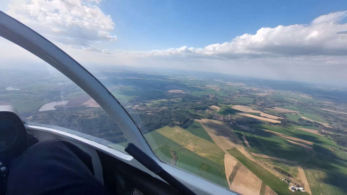 voborsky's tweet photo. Zapomněl jsem včera tvítnout o svém zahájení plachtařské. Přes 3 hodiny ve vzduchu, 150 km, krásně to nosilo. Kdybych nebyl mátoha, daly se uletět pěkné výkony. 😁
Na druhé fotce vodní nádrž Švihov.
#LKBE https://t.co/CY0RYP1GMM