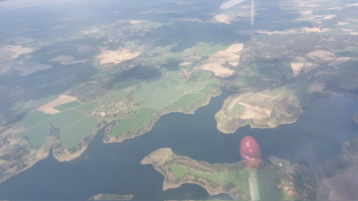 voborsky's tweet photo. Zapomněl jsem včera tvítnout o svém zahájení plachtařské. Přes 3 hodiny ve vzduchu, 150 km, krásně to nosilo. Kdybych nebyl mátoha, daly se uletět pěkné výkony. 😁
Na druhé fotce vodní nádrž Švihov.
#LKBE https://t.co/CY0RYP1GMM