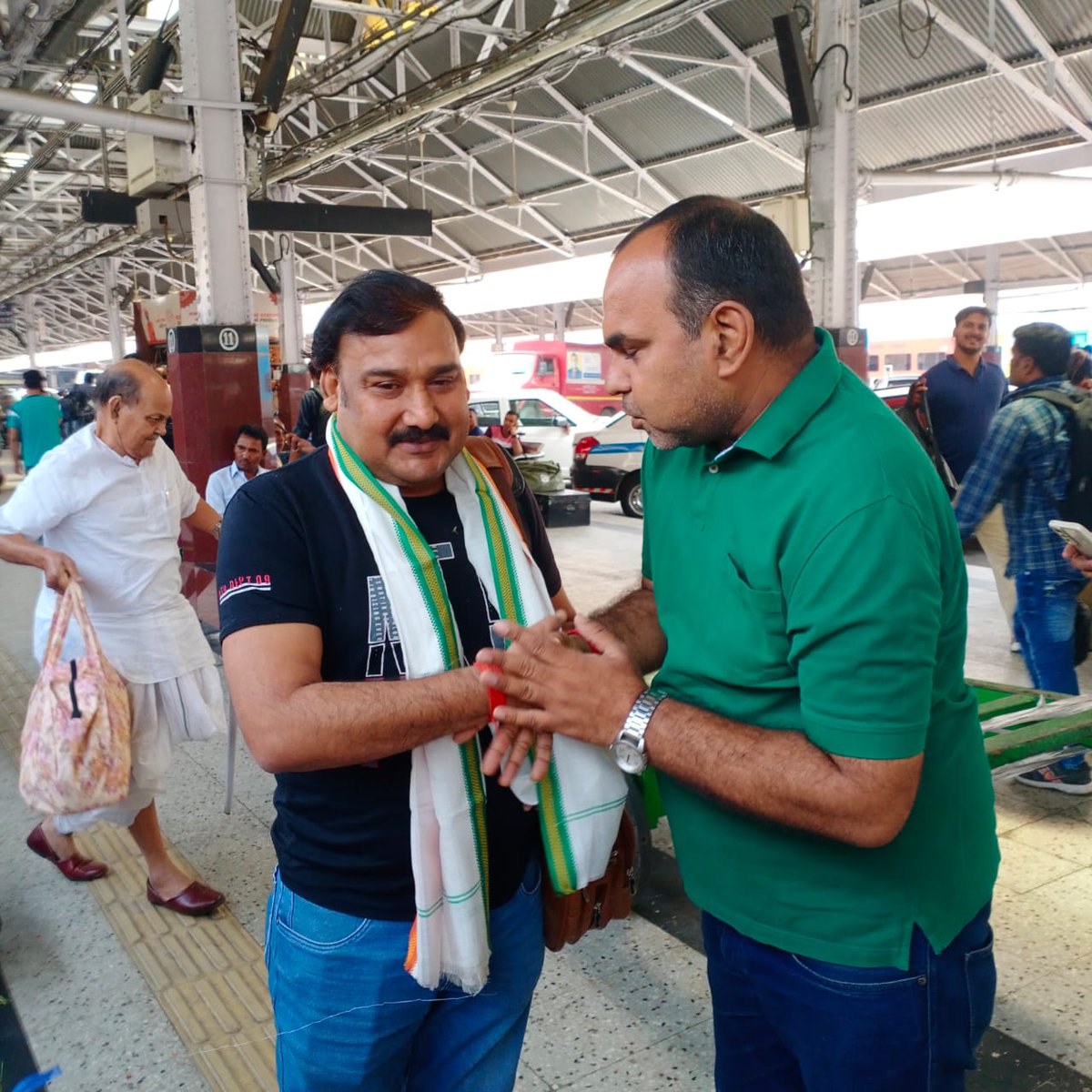 gopalraisinger's tweet photo. परशुराम जयंती समारोह के लिये कोलकाता पहुंचने पर आयोजक बन्धुओं द्वारा स्वागत किया गया।
धन्यवाद आप सभी का इस प्यार के लिए
जय भोजपुरी https://t.co/LcjrRjobPd